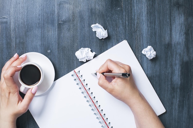 Photo woman writing in spiral notepad