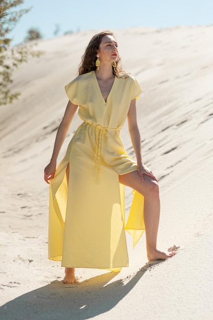 ビーチで黄色いドレスを着た女性