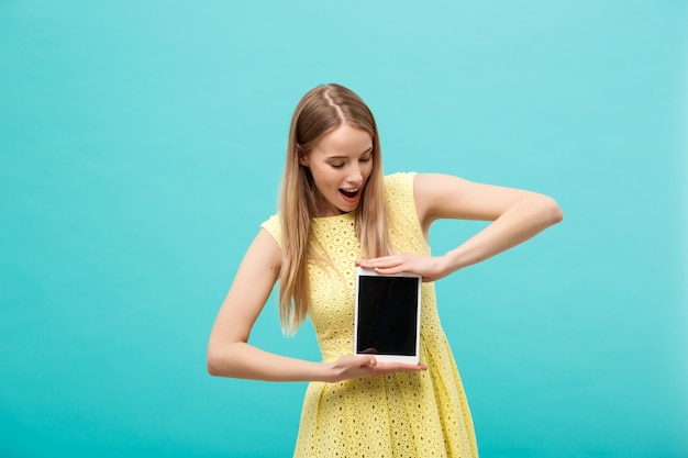 Photo woman in yellow dress having confused expression on face