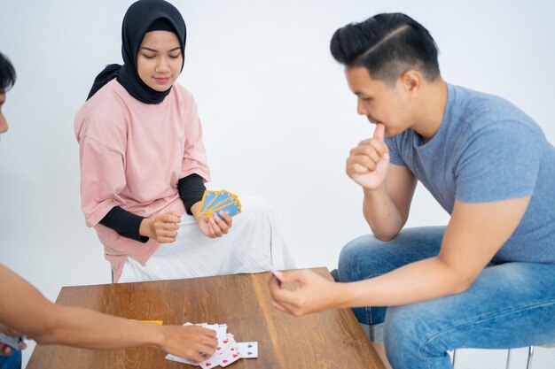 Giovane donna e un amico che giocano a carte insieme