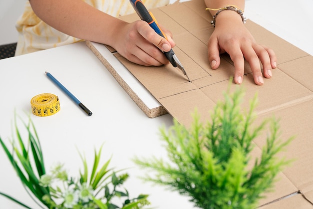 Foto woman39s handen doen ambachten snijden karton met een snijder