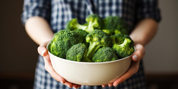 Woman39s handen met pan met gekookte broccoli