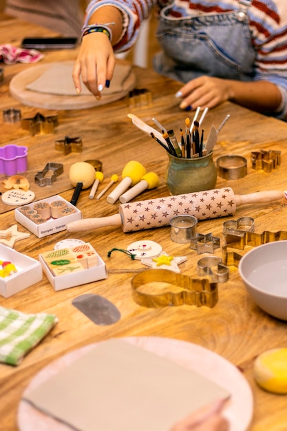 Woman39s handen werken aardewerk op een tafel met gereedschap