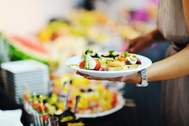 womanl kiest smakelijke maaltijd in buffet bij hotel feestzaal restaurant