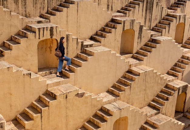 Womanm die op stepwells van Chand Baori in Jaipur India lopen.