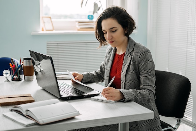 Imprenditori femminili di successo della donna d'affari di affari di proprietà della donna giovane imprenditrice fiduciosa