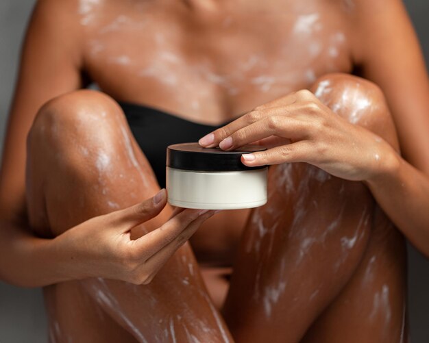 Photo womans body applied with moisturizing lotion