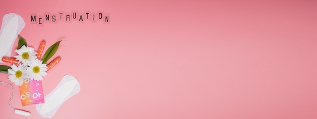 Фото Комфорт женщины и гигиеническая защита, менструация, гигиенические прокладки на розовом фоне. критические дни. копировать пространство