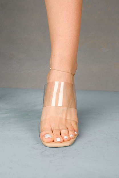 Photo a womans foot with a bandage on the toe