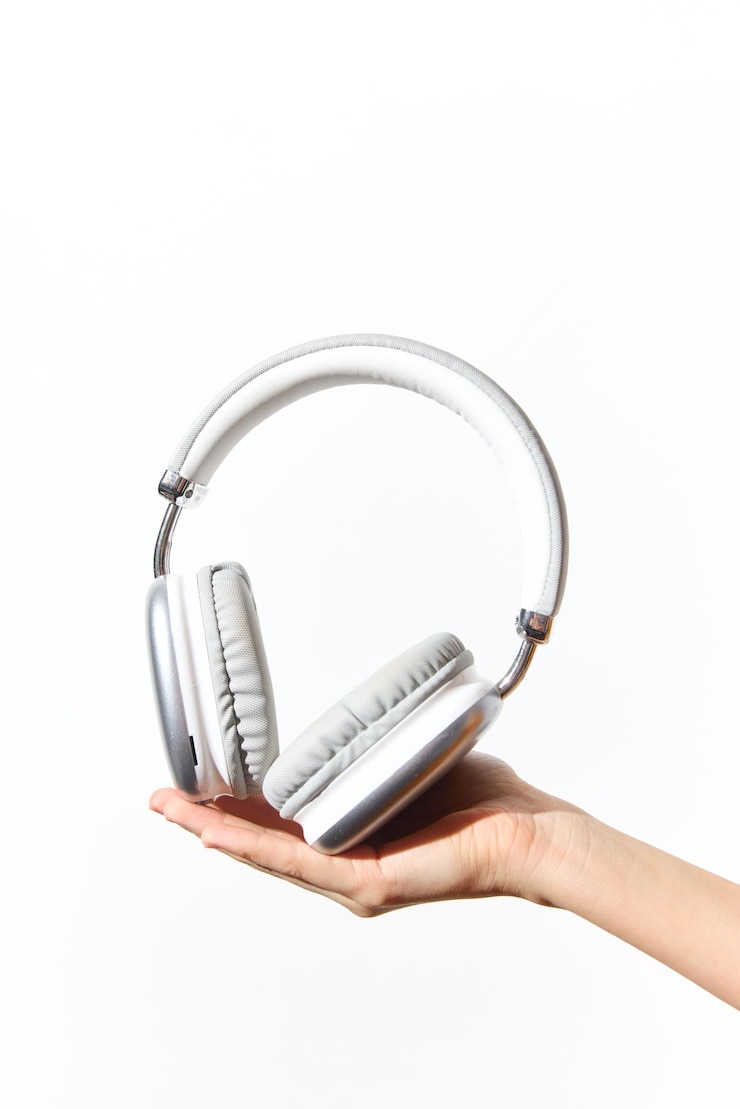 Photo womans hand holding headphones on white background