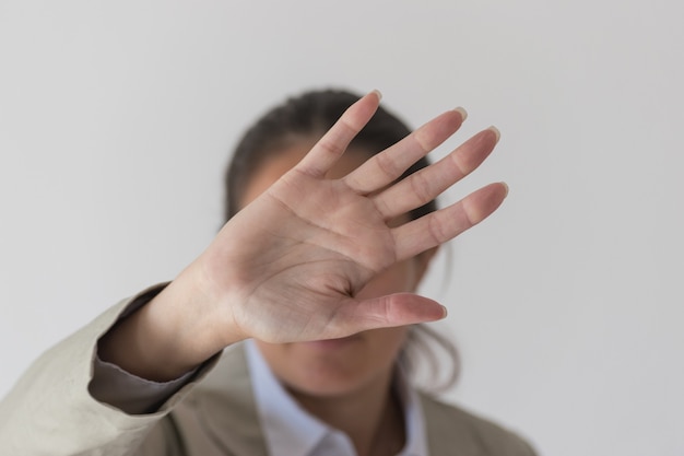 Фото Женская рука, показывающая жест отбросить остановку, перерыв, пауза