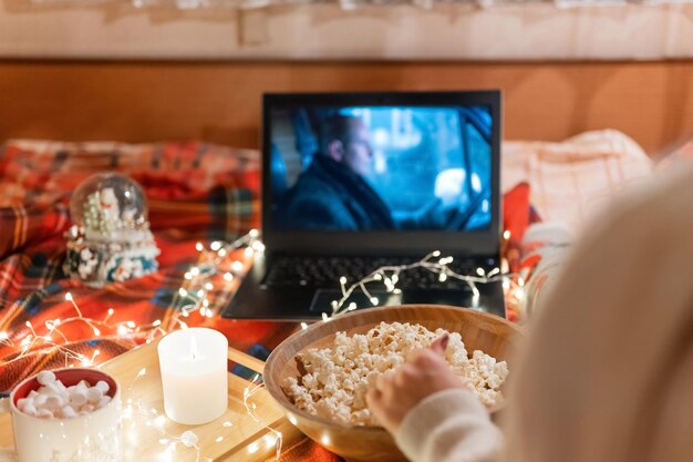 Photo womans hand with popcorn and watching the move