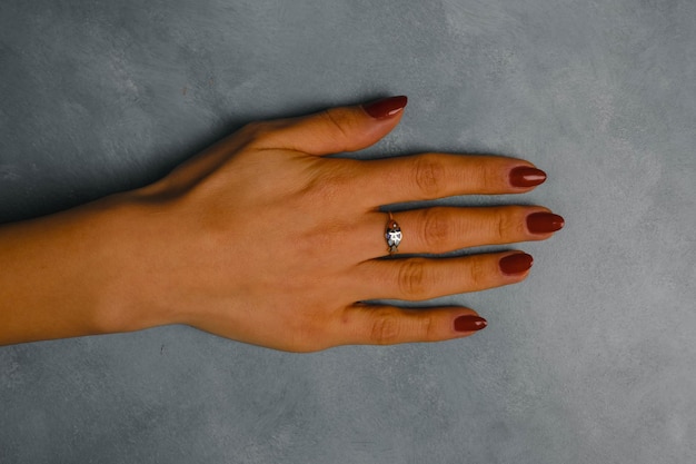 Photo a womans hand with a ring on it and a ring on it