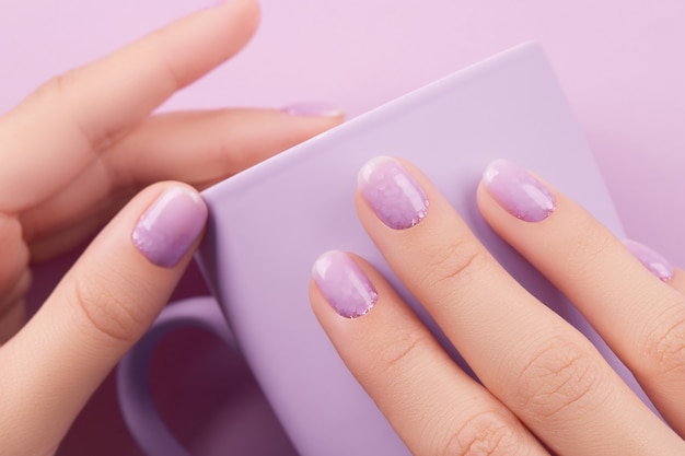 Mẫu nail tím nhạt thời trang xuân hè năm nay chắc chắn sẽ đem lại cho bạn một chút phong cách và sự nổi bật đầy thu hút. Với những thiết kế sành điệu, tinh tế và đơn giản nhưng không kém phần độc đáo, bạn sẽ trở nên quyến rũ và nữ tính hơn rất nhiều. Hãy để đôi tay của mình ngập tràn sắc màu mùa xuân hè này!