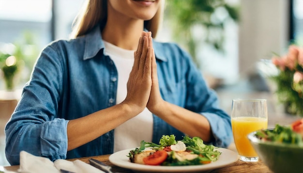 Фото Женщины, сжавшие руки в молитве, выражающие благодарность и духовность перед едой