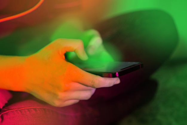 Photo womans hands holding mobile phone woman using smartphone