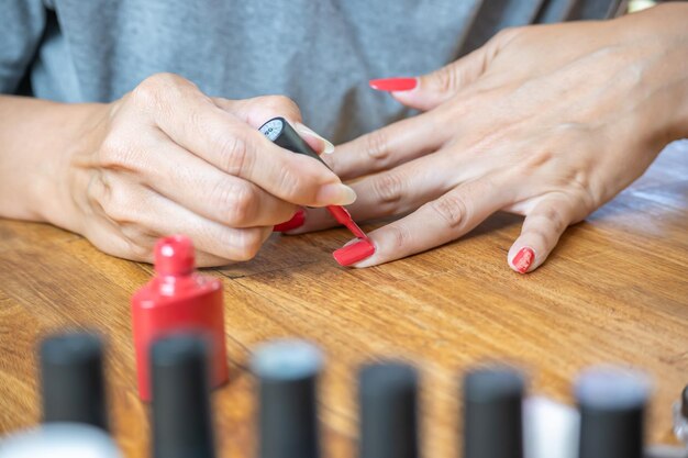 Photo womans hands painting their nails very delicately