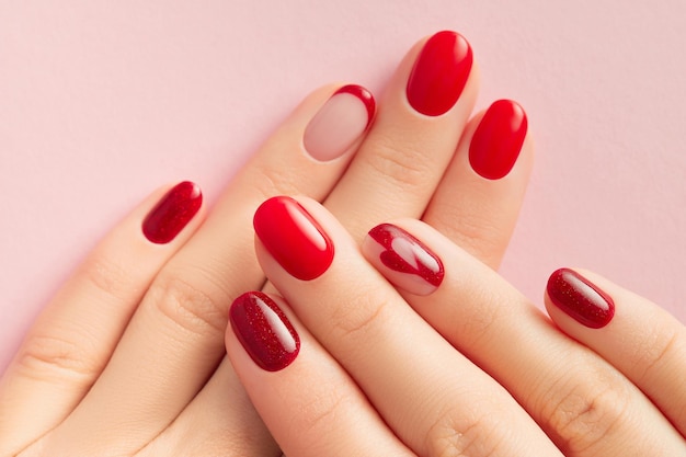 トレンディな赤い光沢のあるマニキュア美容トリートメント スパ ボディケア コンセプトと女性の手