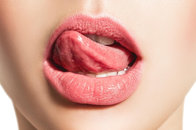매혹적인 입술을 핥는 여자의 혀 아름다운 통통한 입술 유혹 개념