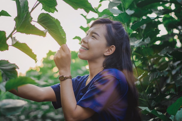 Photo women are enjoying the beauty of nature.