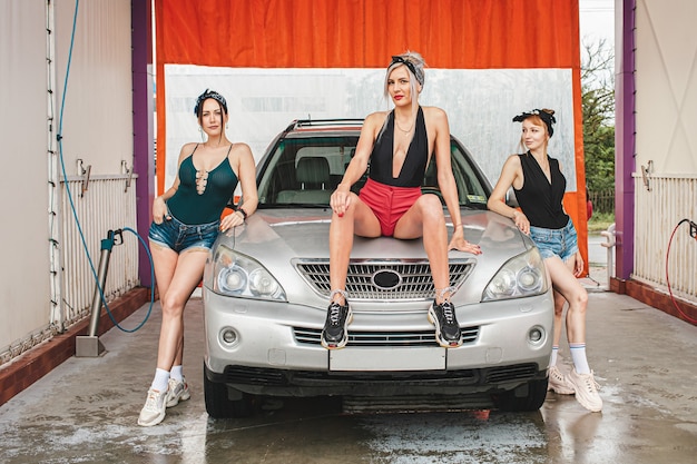 Photo women are going to wash car