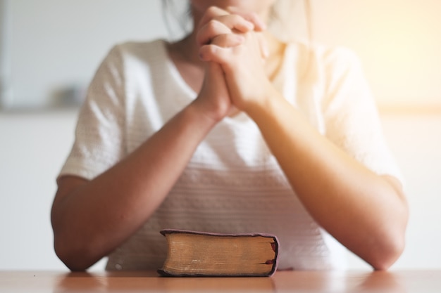 The women are praying in the work.