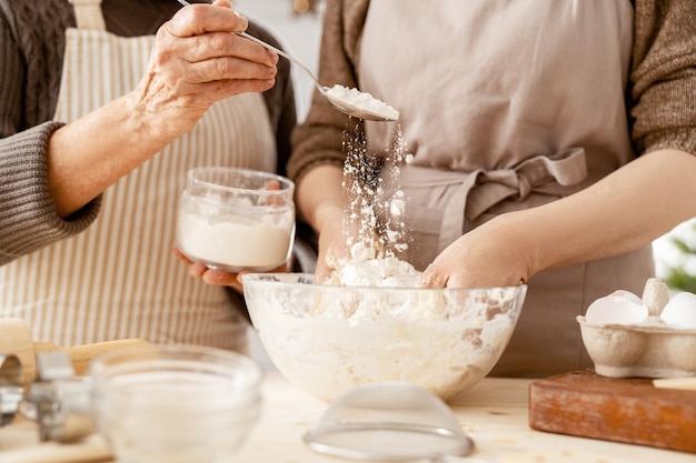 Le donne stanno preparando la panetteria le persone stanno cucinando i biscotti in cucina cibo fatto in casa