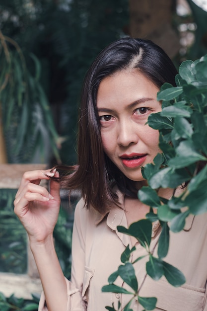 Women are smiling happily When admiring the leaves