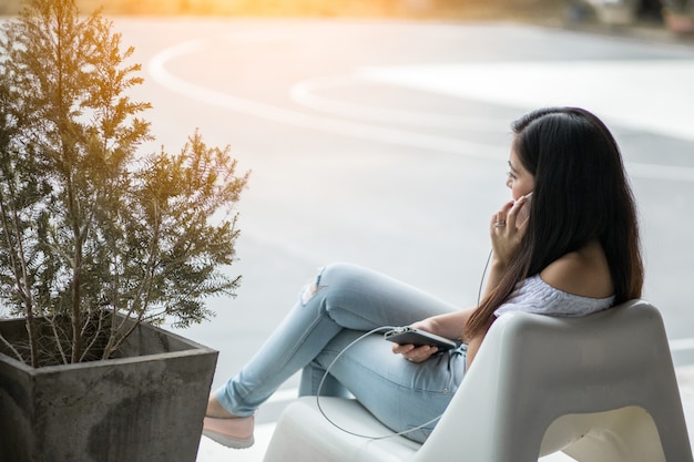 女性は携帯電話で話しているphone.womanで話しています