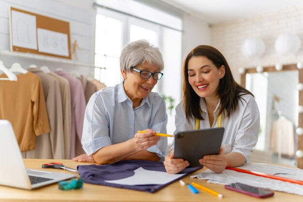 女性はワークショップで働いています。中小企業の概念。