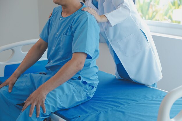 Азиатские женщины-врачи держат пациента за руку, поощряют и дают медицинские советы, проверяя здоровье пациента в постели Концепция ухода и сострадания дородовой уход Угрожающий аборт