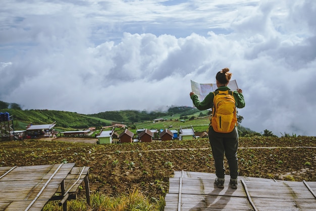 Photo women asians travel relax in the holiday. view map explore the mountains