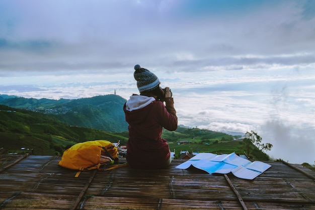 사진 여성 아시아 인들은 휴가 여행에서 휴식을 취합니다. moutain.thailand에 사진 풍경