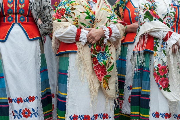 Photo women in belarusian folk costumes embroidered dresses and painted scarves traditional autumn harvest festival people and traditions