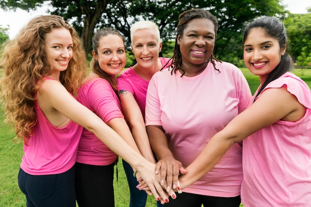 Foto concetto di carità di sostegno al cancro al seno delle donne