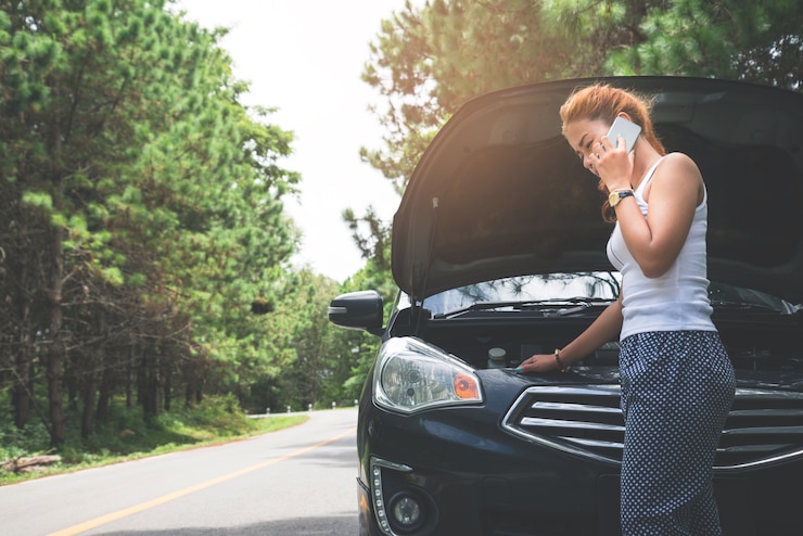 Photo women the car was broken on the highway. countryside. women broken car