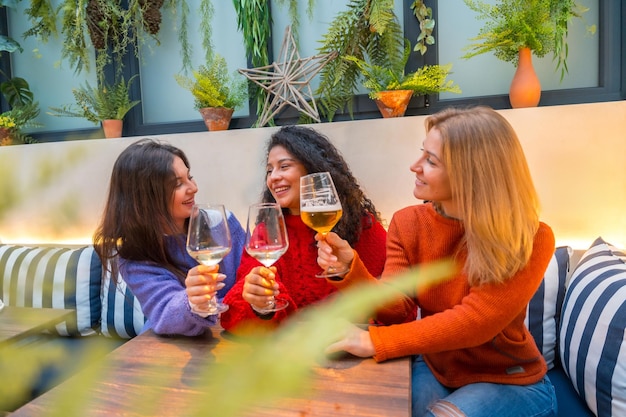 레스토랑 카페테리아에서 와인으로 건배를 축하하는 여성들