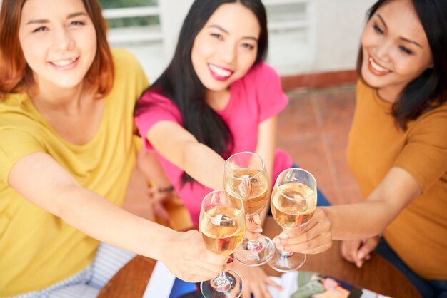 写真 シャンパンで祝う女性