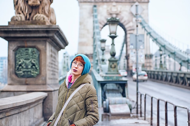 Donne sul ponte delle catene a budapest