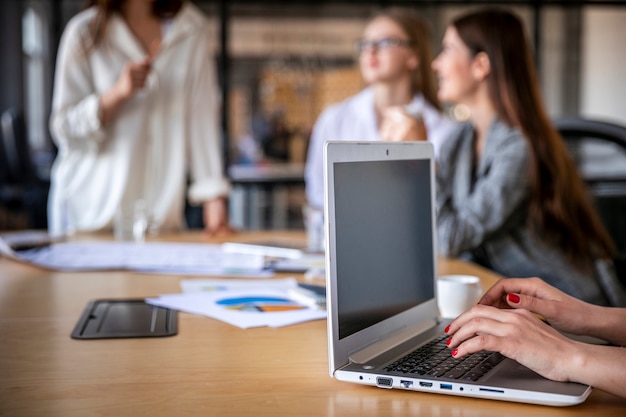 Foto collaborazione femminile al mock-up dell'ufficio