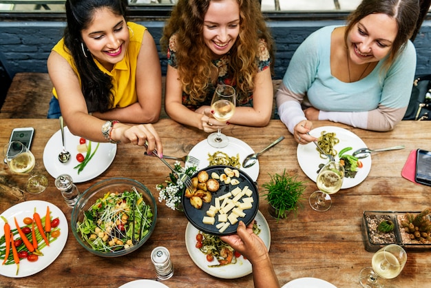 Concetto di cena di comunicazione delle donne insieme