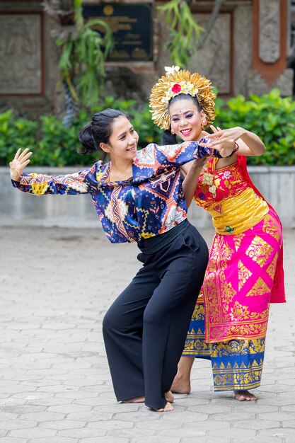 Photo women dancing on footpath in city