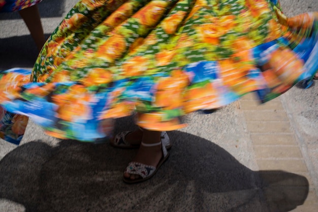 写真 バヒアの伝統的なサンバ・デ・ロダを踊る女性たち色とりどりの服を着ている