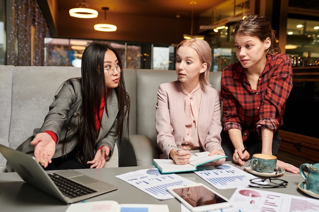 Women discussing marketing