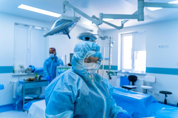 Женщина-врач в защитном костюме для борьбы с пандемией коронавируса covid2019 Защитный костюм, очки, перчатки, респиратор