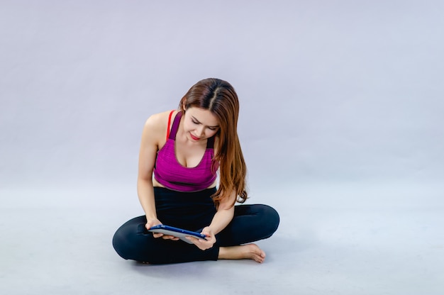 Foto donne che fanno yoga per la salute esercizio in camera concetto di assistenza sanitaria e buona forma