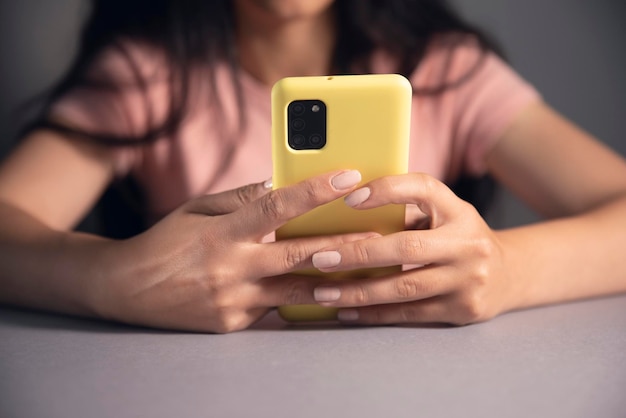 写真 コーヒーを飲みながら電話をする女性