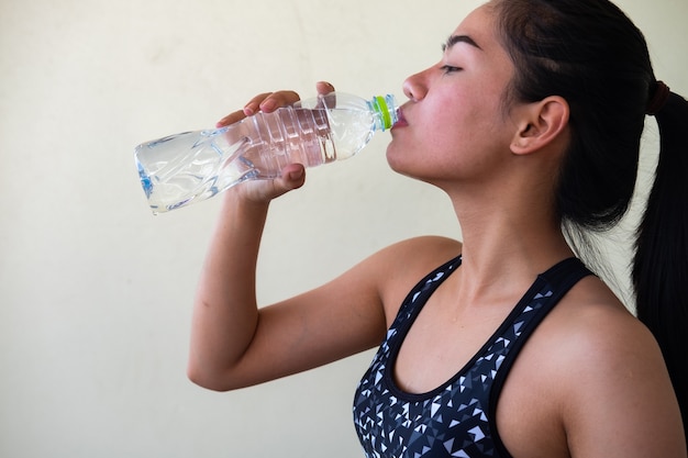 Le donne bevono acqua dopo l'esercizio