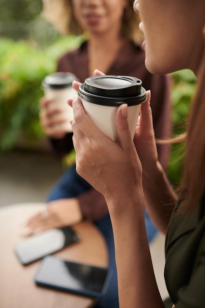 カフェでコーヒーを飲む女性