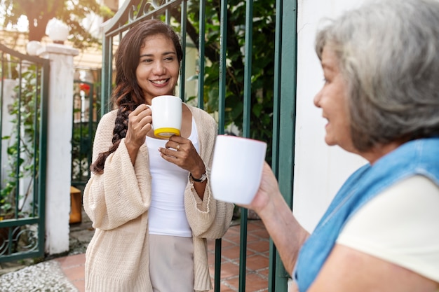 Photo women drinking coffee together